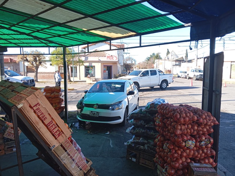 Un auto se subi� a la vereda y caus� da�os en una verduler�a